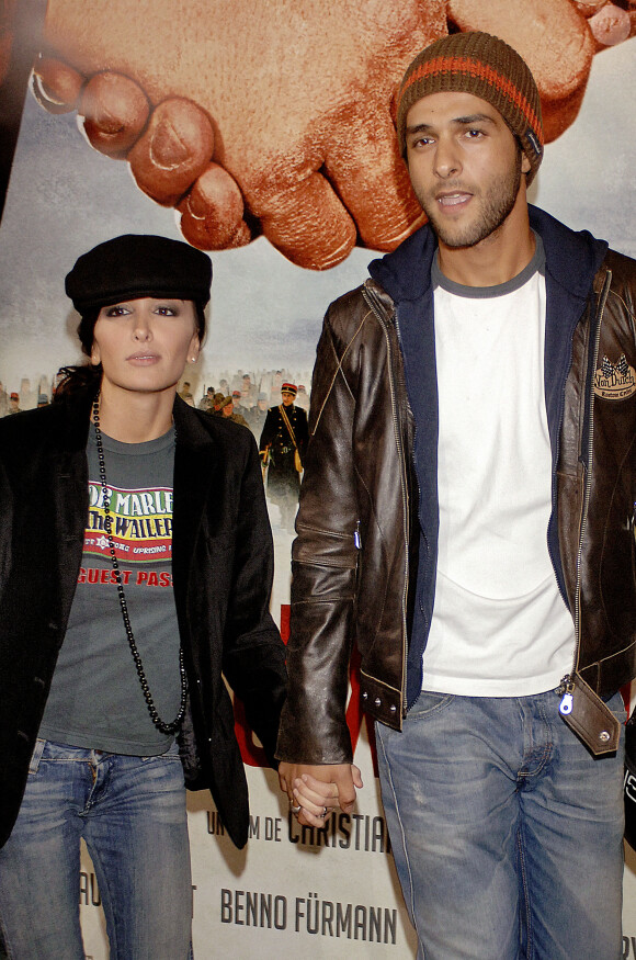 La chanteuse française Jenifer et son petit ami Maxime à la première de 'Joyeux Noel' réalisé par Gilles Marchand, qui s'est tenue à l'UGC Normandie sur l'avenue des Champs Elysées à Paris, France, le 03 novembre 2005. Photo par Giancarlo Gorassini/ABACAPRESS.COM