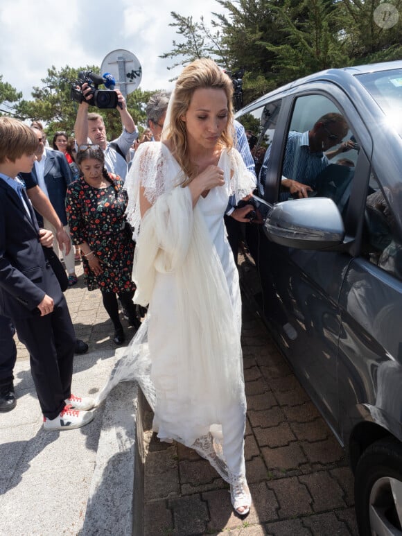 
Mariage de Laura Smet et Raphaël Lancrey-Javal à l'église Notre-Dame des Flots au Cap-Ferret le jour de l'anniversaire de son père Johnny Hallyday