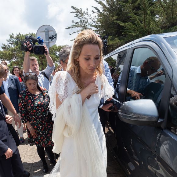 
Mariage de Laura Smet et Raphaël Lancrey-Javal à l'église Notre-Dame des Flots au Cap-Ferret le jour de l'anniversaire de son père Johnny Hallyday