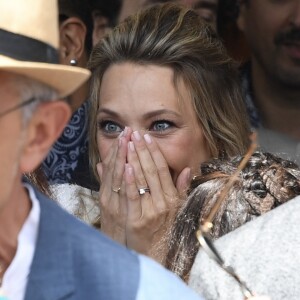 Une photo à laquelle on ne s'attendait pas du tout !
Mariage de Laura Smet et Raphaël Lancrey-Javal à l'église Notre-Dame des Flots au Cap-Ferret le jour de l'anniversaire de son père Johnny Hallyday le 15 juin 2019.