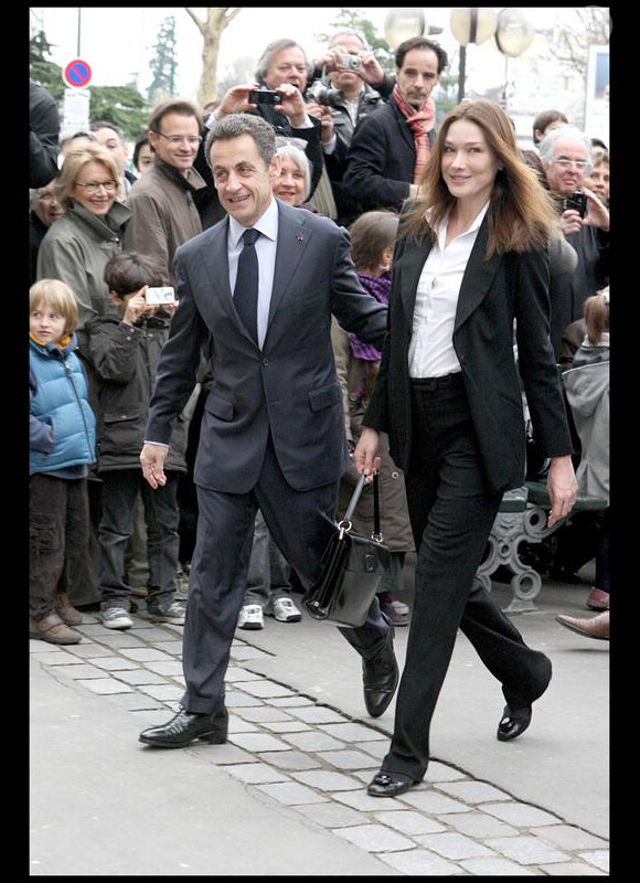Carla Bruni et Nicolas Sarkozy lors du second tour des élections régionales 2010