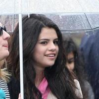 Selena Gomez : fraîchement larguée et malgré la pluie... elle s'éclate à Disneyland Paris !