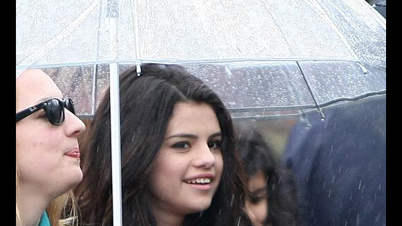 Selena Gomez : fraîchement larguée et malgré la pluie... elle s'éclate à Disneyland Paris !