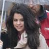 Après son long périple promo à Paris, Selena Gomez s'offre un petit détour par les parcs Disneyland accompagnée d'une amie, vendredi 2 avril.