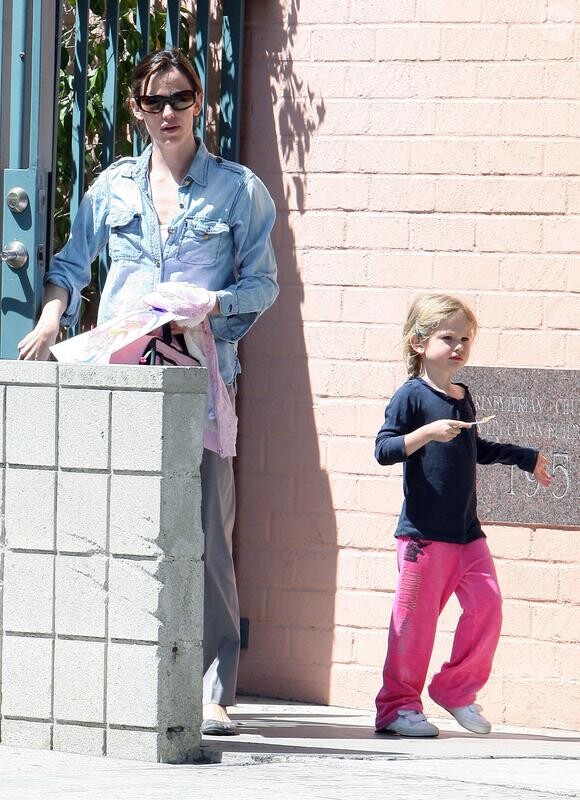 Jennifer Garner est allée chercher sa fille Violet à l'école. Elle se rendent ensuite au Child Success Center à Santa Monica le 2 avril 2010