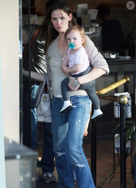 Jennifer Garner, son mari Ben Affleck et leurs filles Violet et Seraphina à la sortie d'une boulangerie où ils ont acheté une pizza à Santa Monica le 3 avril 2010