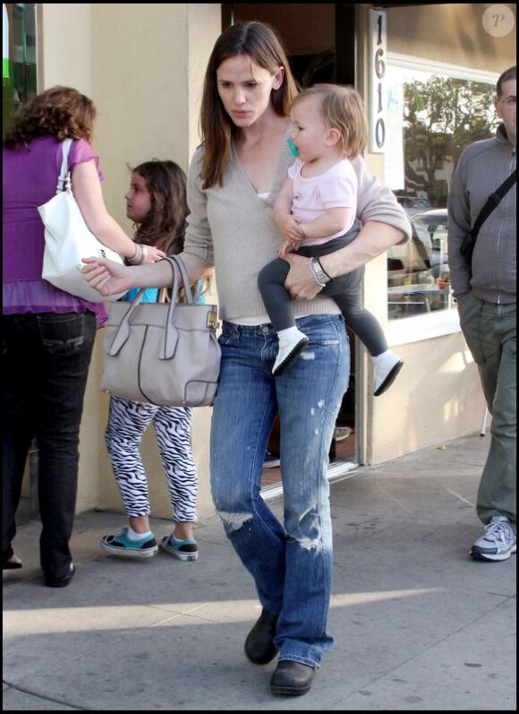 Jennifer Garner, son mari Ben Affleck et leurs filles Violet et Seraphina à la sortie d'une boulangerie où ils ont acheté une pizza à Santa Monica le 3 avril 2010