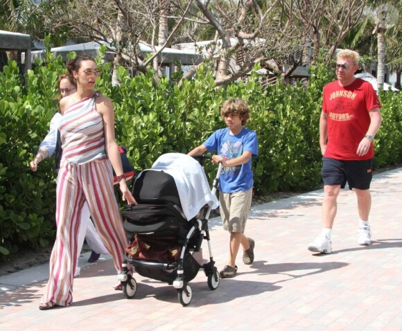 Boris Becker et sa Lilly se baladent avec Amadeus, 2 mois et Elias, 10 ans. Miami, le 4/04/2010