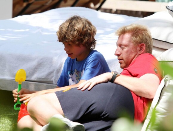 Boris Becker et sa Lilly se baladent avec Amadeus, 2 mois et Elias, 10 ans. Miami, le 4/04/2010
