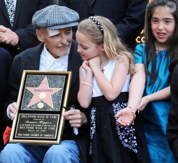 Dennis Hopper - très affaibli par son cancer - reçoit son étoile à Los Angeles, entouré de sa fille Galen, le 26 mars 2010 !