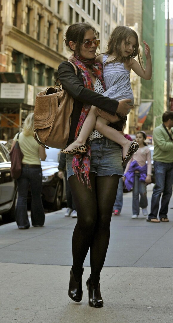Suri et sa maman Katie Holmes à New York le 4 avril.