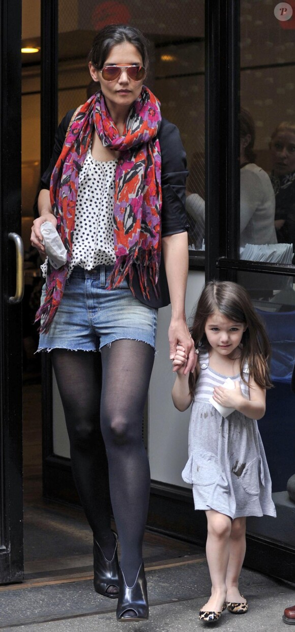 Suri et sa maman Katie Holmes à New York le 4 avril.