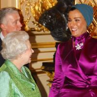 La reine Elizabeth II pique un fou rire, sous le charme de la Première Dame du Qatar !