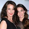 La ravissante Andie MacDowell et sa fille Rainey Qualley, à l'occasion de la présentation des deux téléfilms à suspense At Risk et The Front, adaptés de l'oeuvre de Patricia Cornwell, à la Hearst Tower de New York, le 7 avril 2010.
