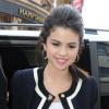 Selena Gomez, ravissante et joliment vêtue d'un jean brut avec une blouse blanche et une veste bleu marine  façon Chanel, à tomber.