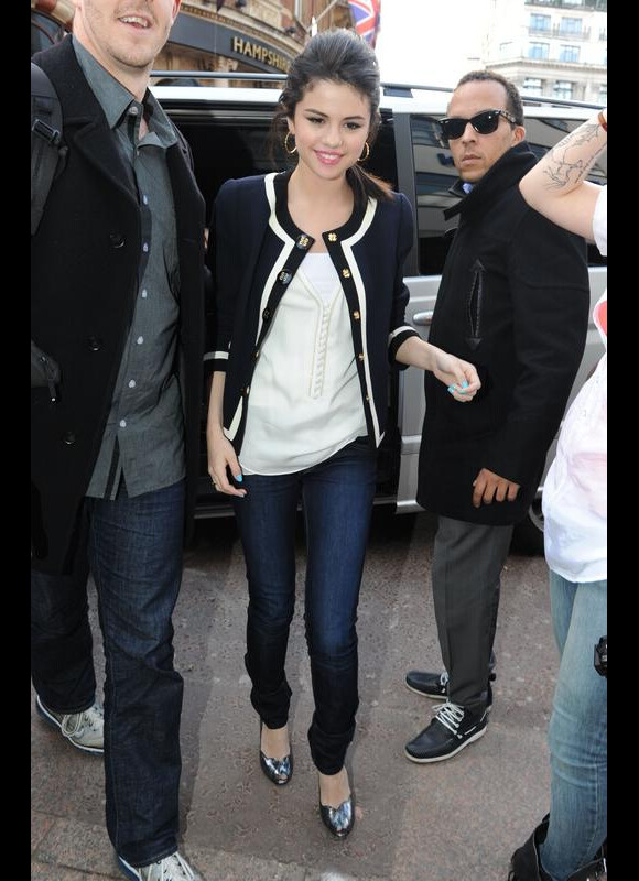 Selena Gomez, ravissante et joliment vêtue d'un jean brut avec une blouse blanche et une veste bleu marine  façon Chanel, à tomber.
