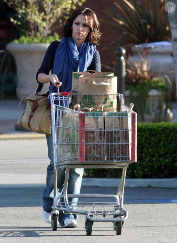 Jennifer Love Hewitt, à Los Angeles, sort du magasin Gelson. Avril 2010