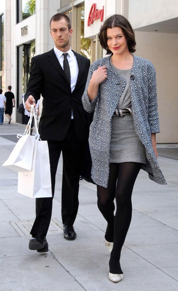 Milla Jovovich sort de la boutique Prada, à Beverly Hills. 10/04/2010