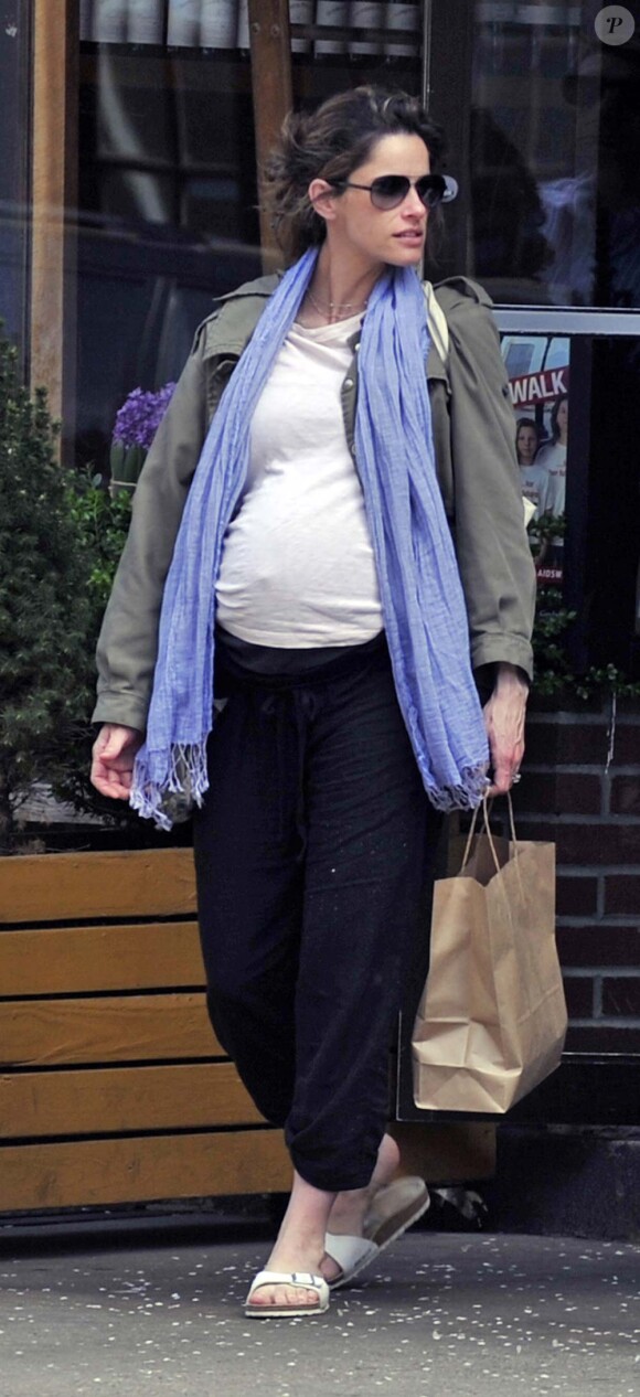 Petite séance shopping pour Amanda Peet, à New York, le 8 avril 2010 !