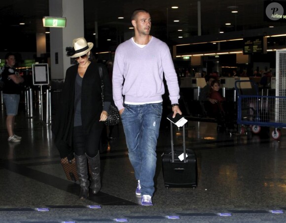Dannii Minogue et Kris Smith à l'aéroport de Melbourne, le 11 avril 2010 
