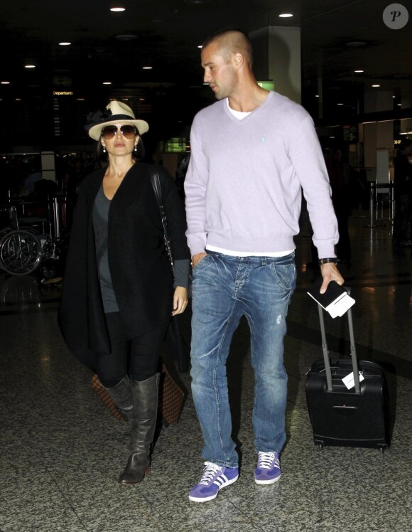 Dannii Minogue et Kris Smith à l'aéroport de Melbourne, le 11 avril 2010 