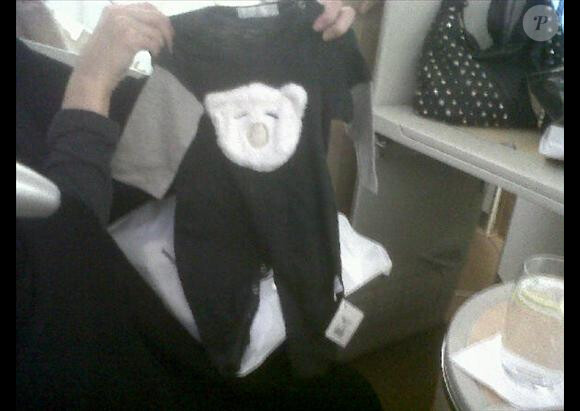 Le premier vêtement acheté par Dannii Minogue et Kris Smith pour leur futur bébé