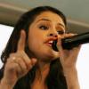 Selena Gomez donne un concert improvisé dans un magasin de disques londonien, le HMV d'Oxford Street, lundi 12 avril.