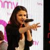 Selena Gomez donne un concert improvisé dans un magasin de disques londonien, le HMV d'Oxford Street, lundi 12 avril.