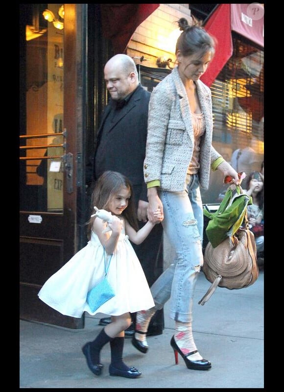 Katie Holmes et sa fille Suri passent la journée à Manhattan (9 avril 2010)