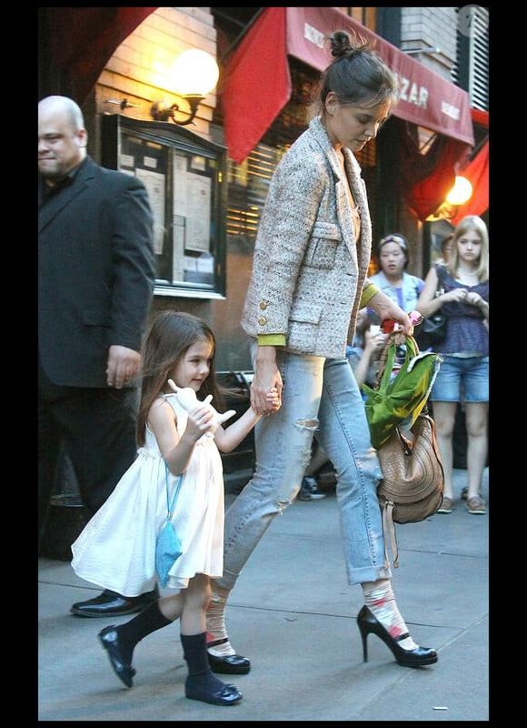 Katie Holmes et sa fille Suri passent la journée à Manhattan (9 avril 2010)