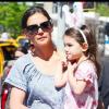 Suri Cruise en petit lapin pour faire des courses avec sa mère (10 avril 2010 à NYC)