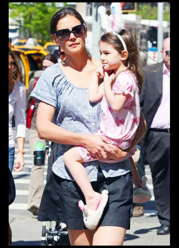 Suri Cruise en petit lapin pour faire des courses avec sa mère (10 avril 2010 à NYC)