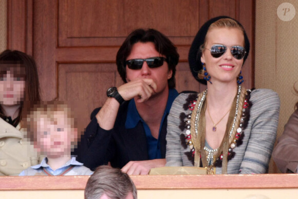 Eva Herzigova, son compagnon Gregorio avec leur fils George, lors de la demi-finale des Masters de Monte-Carlo le 17 avril 2010