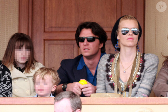 Eva Herzigova, son compagnon Gregorio avec leur fils George, lors de la demi-finale des Masters de Monte-Carlo le 17 avril 2010