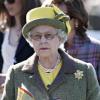 La Reine Elisabeth II joue aux courses, à Newbury, samedi 17 avril.