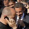 Nicolas Sarkozy s'est rendu à Tremblay (93) le 20 avril 2010 pour visiter les dépôts où se trouvent des bus vandalisés : le président passe son téléphone à un conducteur de bus. A l'autre bout du film, Carla Bruni !
