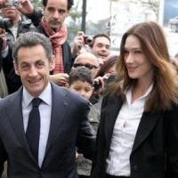 Nicolas Sarkozy en plein déplacement politique, il affiche un immense sourire... grâce à sa Carla Bruni !