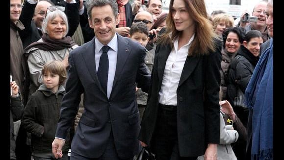 Nicolas Sarkozy en plein déplacement politique, il affiche un immense sourire... grâce à sa Carla Bruni !