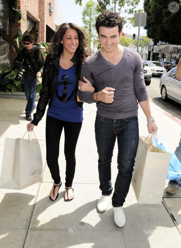 Kevin Jonas avec sa femme Daniela en pleine séance shopping à West Hollywood, le 21 avril 2010 !