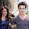 Kevin Jonas avec sa femme Daniela en pleine séance shopping à West Hollywood, le 21 avril 2010 !