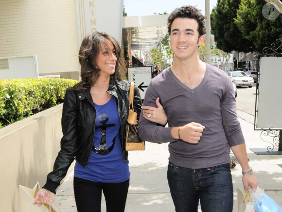 Kevin Jonas avec sa femme Daniela en pleine séance shopping à West  Hollywood, le 21 avril 2010 !