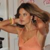 Alessandra Ambrosio présente le parfum Heavenly flowers, dans une boutique Victoria's Secret, à Miami, le 22 avril 2010 !