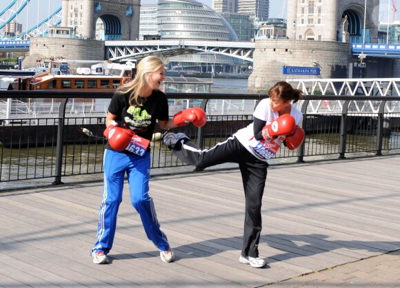 Le 23 avril 2010, à deux jours du Virgin London Marathon, Natalie Imbruglia a chaussé les gants avec Holly et Sam Bronson