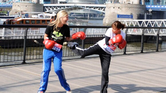 Quand il le faut, Natalie Imbruglia n'hésite pas à boxer la jolie Holly Bronson !