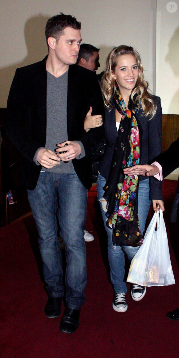 Michael Bublé et sa fiancée Luisina Lopilato, à Buenos Aires, le 24 avril 2010.