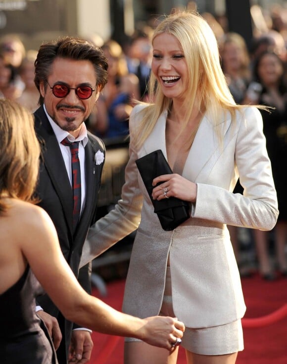 La ravissante Gwyneth Paltrow au bras de Robert Downey Jr., à l'occasion de l'avant-première d'Iron Man 2, qui s'est tenue au El Capitan Theatre d'Hollywood, à Los Angeles, le 26 avril 2010.