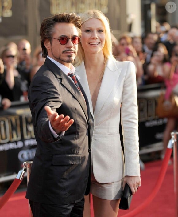 La ravissante Gwyneth Paltrow au bras de Robert Downey Jr., à l'occasion de l'avant-première d'Iron Man 2, qui s'est tenue au El Capitan Theatre d'Hollywood, à Los Angeles, le 26 avril 2010.