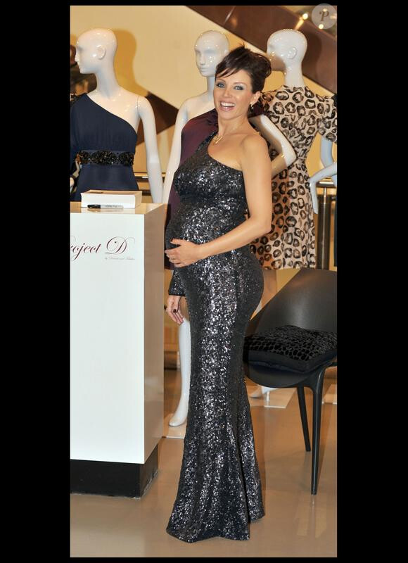 Dannii Minogue, enceinte de six mois, lors du lancement de sa nouvelle ligne de vêtements à Selfridges à Londres le 27 avril 2010
