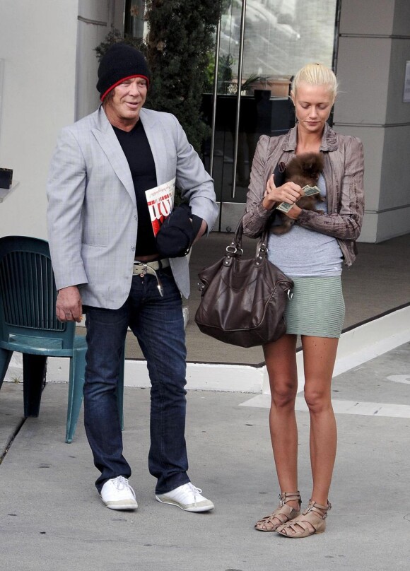 Mickey Rourke se promène sous le soleil de Beverly Hills en compagnie de sa girlfriend, la somptueuse Anastassija Makarenko le 27 avril 2010