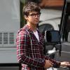 Joe Jonas offre quelques dollars à un sans-abri, dans les rues de Los Angeles, avant d'échanger quelques mots avec des fans qui l'ont reconnu, mercredi 28 avril.